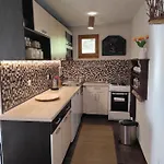 Montenegrinabih, Petrovici, Istocno Dom wakacyjny *